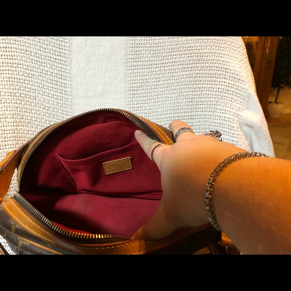 Limited Edition GUC Louis Vuitton Klara Handbag - Picture 4 of 10